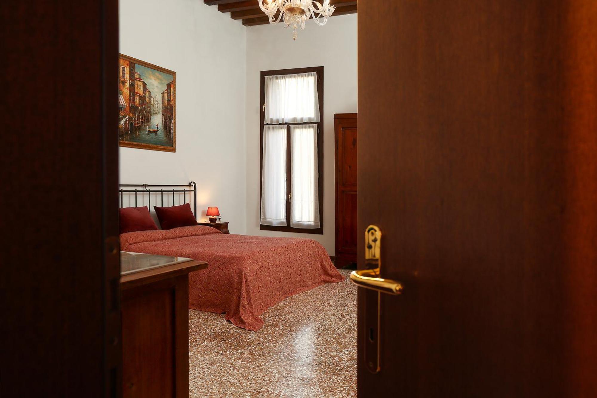 Flat With Canal View Near San Marco Venedig